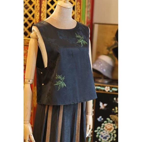 Luxurious Reversible Silk Embroidered Vest β Timeless Elegance, Two Styles in On - Picture 5 of 5